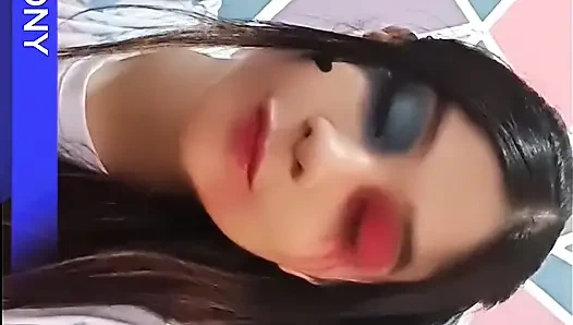 İç çamaşırlarını deneyen model yakalandı