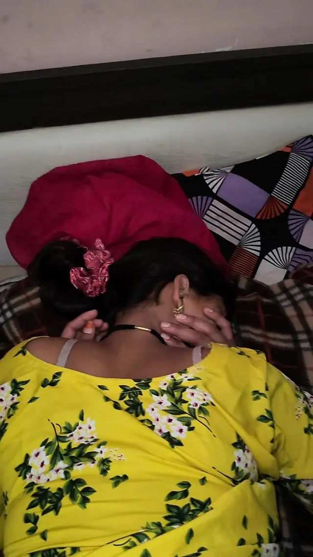 Suhagraat'dan sonra yeni evli yenge ateşli sert sikişiyor Hintli ev hanımı