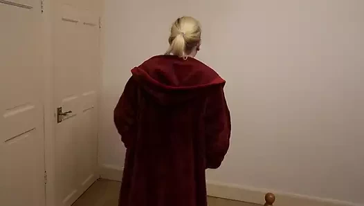 Orta yaşlı seksi kadın mal varlığını gösteriyor