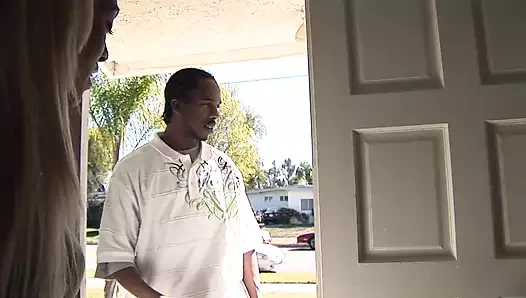 Sarışın zenci fahişe büyük bir yarağa karşı