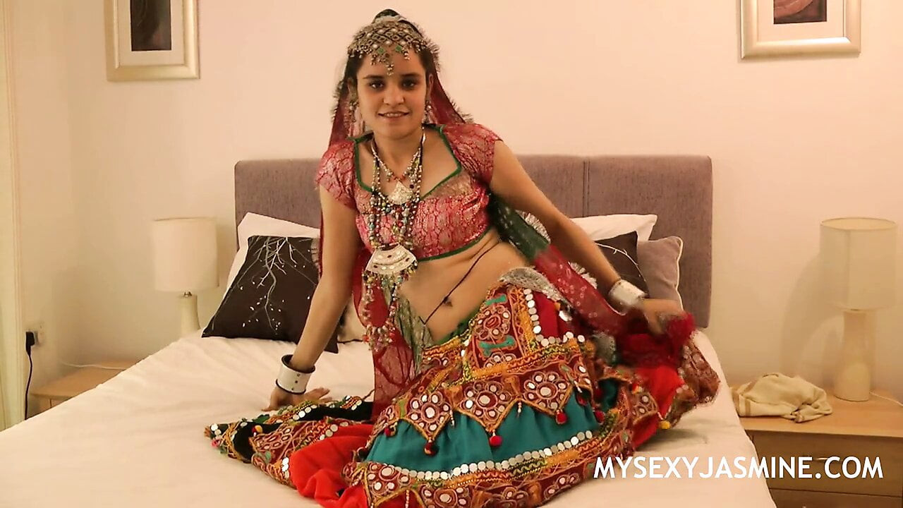 Gujarati Hint kolej bebek jasmine mathur garba dans