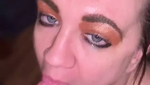 Tombul güzellik ateşli bir sakso çekiyor ve boşalıyor