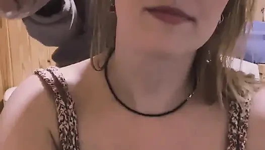 Kuaförüm sadece saçımı boyamakla kalmıyor, aynı zamanda tüm deliklerimi sert sikiyor