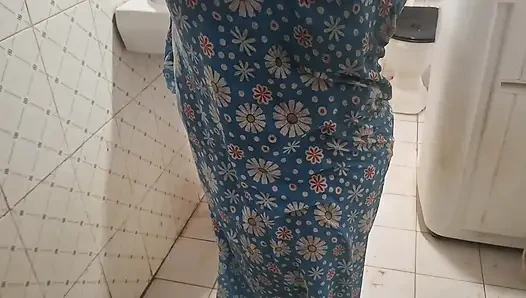 Hizmetçi açık havada ve içeride banyo yapıyor
