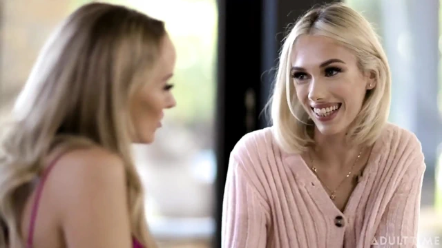 Adult Time - orta yaşlı seksi kadın Pristine Edge genç iş arkadaşı Sky Pierce'ın ıslak amını makaslamadan duramıyor!