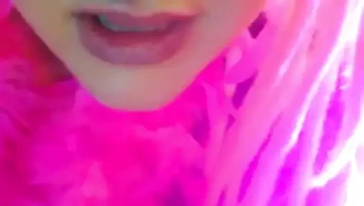 Elimde boşal ve küçük kadın kılıklı bir kaltak gibi sürtün