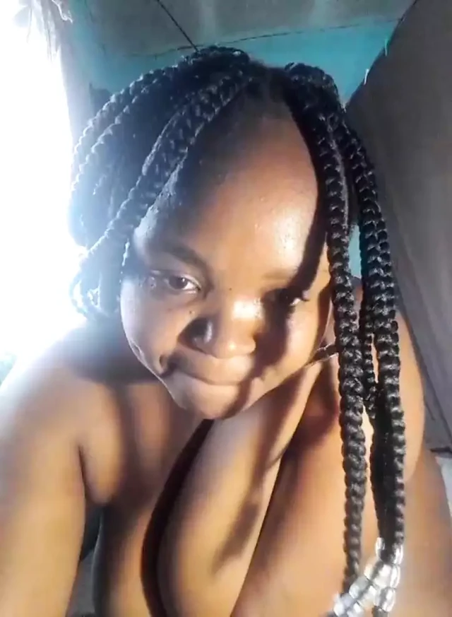 Смотри, как я трению свою черную киску 4