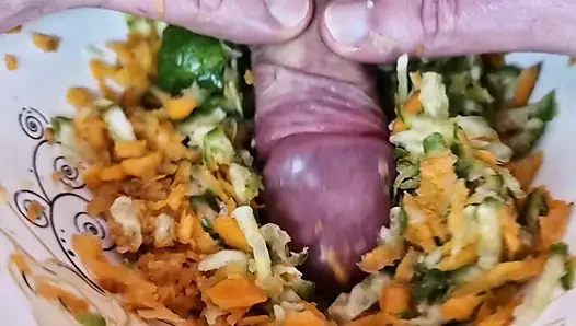 Bir köle bir salatayı sikmeli ve cömertçe boşalmalı. Yemek fetişi, mastürbasyon talimatları ve döl yeme talimatları. Bon appetit