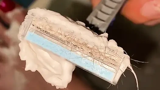 Kıllı bacaklar tıraş oluyor yakın çekim
