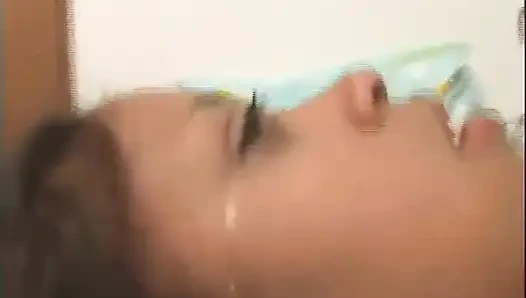 Üvey kız kardeşleri tekmeliyor