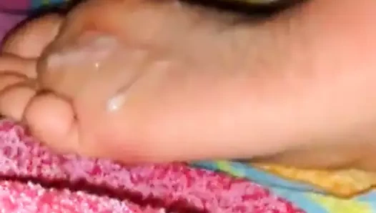 Bir kızın ayağına cumming