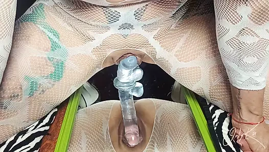 Kızıl saçlı orta yaşlı seksi kadın aynada dildoyla kendini sikiyor, büyük fışkırtmalar ve gerçek orgazm