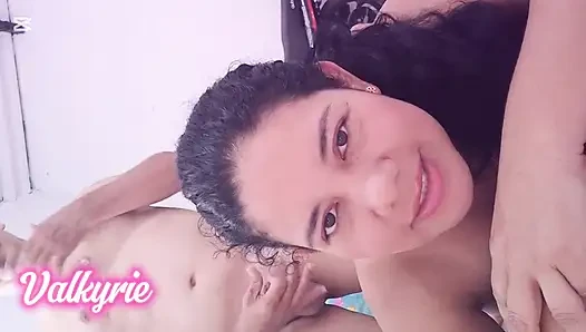 Güzel evli kadın emiyor