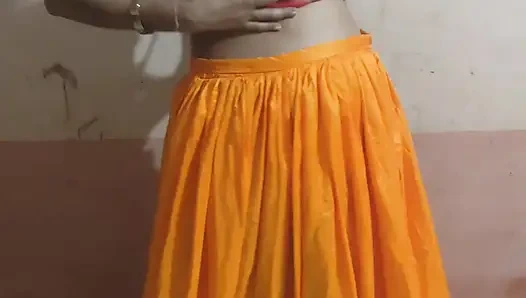 Hintli kraliçe ateşli yenge amını parmaklıyor