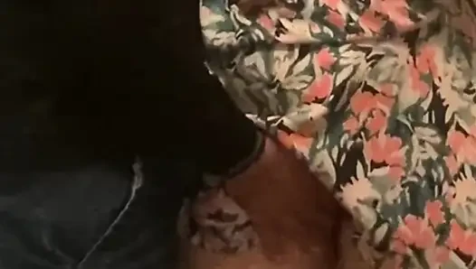 En iyi metro! Ateşli orta yaşlı seksi kadın amına dokunmam için bacaklarını açıyor