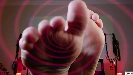 Çıplak ayaklar büyüleyici ve ayak parmaklarını oynatıyor