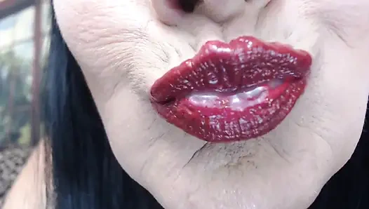 Büyük Parlak Kırmızı Dudaklar