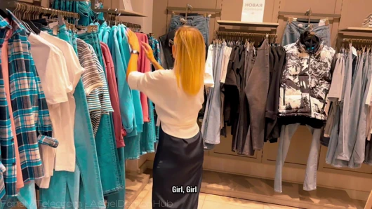 Satış görevlisiyle soyunma odasında gündelik seks