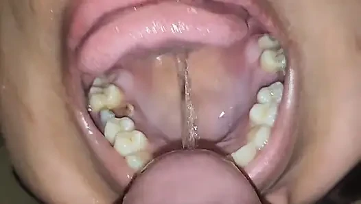 Kölem örümcek adamı taklit etti ve süt gırtlağına kadar baş aşağı durdu
