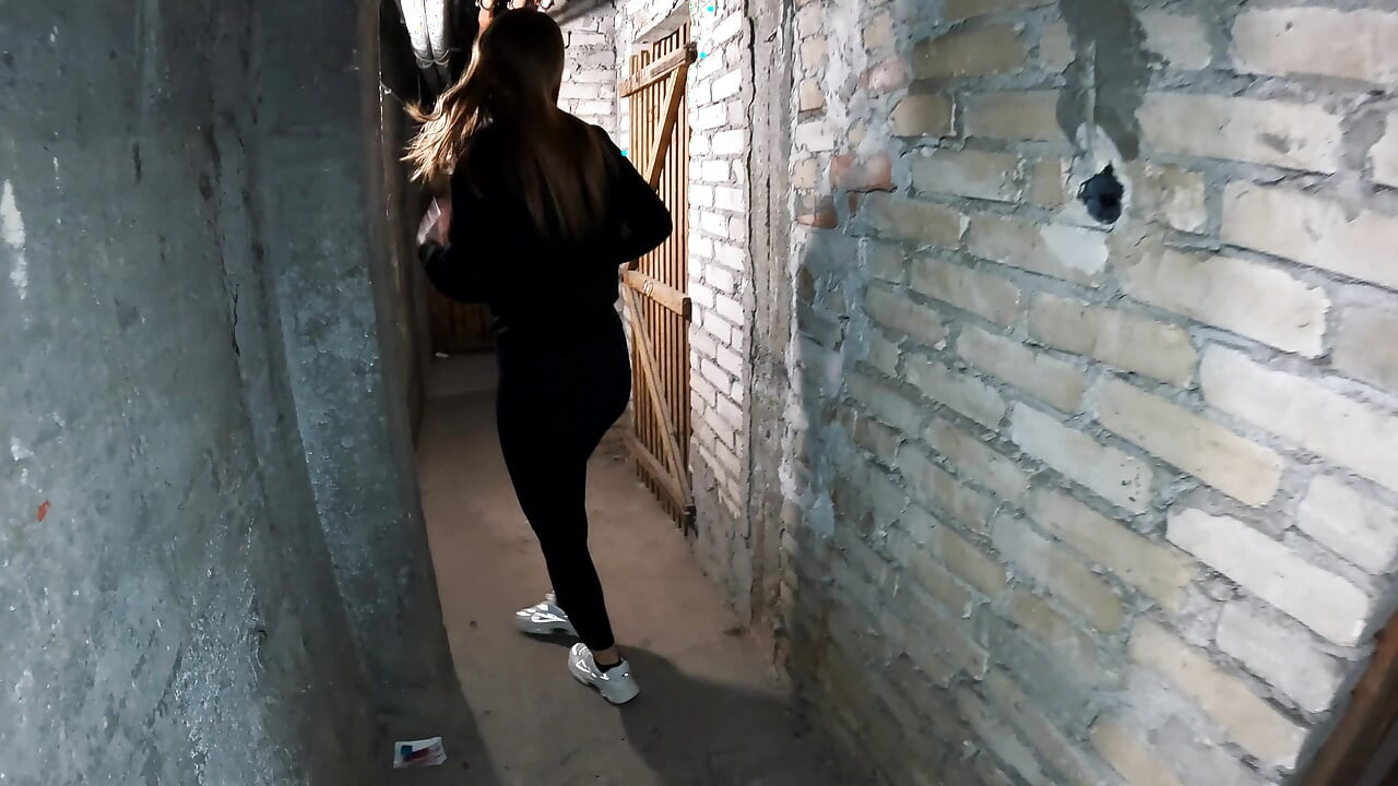 18 yaşındaki kız arkadaş girişte sikişmekten korkuyor ve evin bodrumunda sikiliyor