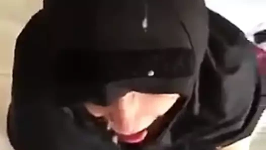 Tesettürlü kadın boşalıyor!