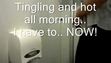 O bir umumi banyoda amını ovuyor