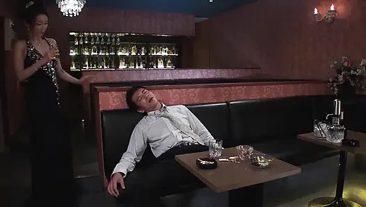 Sıska Japon orta yaşlı seksi kadın barda büyük döllemeyle perişan ediliyor