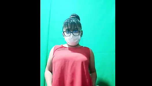 Evde kaldığımda ve üvey babam süpermarkette alışveriş yaparken ev yapımı porno yapmayı seviyorum