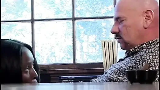 Azgın çikolata bebek beyaz yarağı tatmak ve sertçe sikişmek istiyor