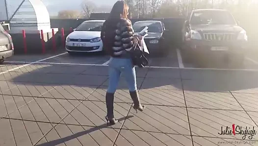 Mediamarkt'ta yüksek topuklu ayakkabılar, louboutin ve mavi ile yürümek