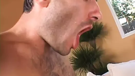 Azgın adam iki seksi kızdan güzel bir oral seks yapıyor