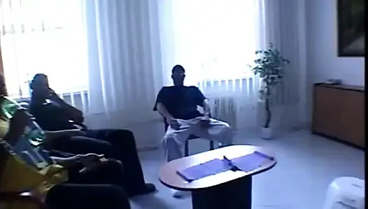 Azgın orta yaşlı seksi kadın için üç canavar siyah yarağın ağzına çifte penetrasyon ve boşalma