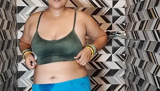 Hintli kadın banyo sahnesi