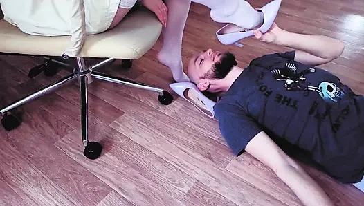 Adama ayakkabılarımı yalatıp topuklarımı emdirdim.