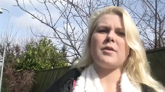 Büyük memeli Alman orta yaşlı seksi kadın amcığını yalatıyor ve sikiliyor