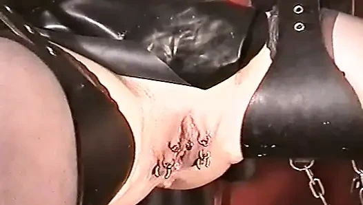 Havada bağlıyken amcığıma 7 kiloluk ağırlık