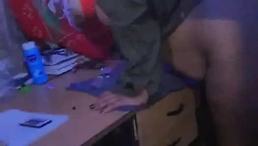 Arkadaşımı masada gerçekten sert sikiyorum