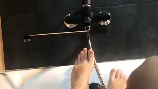 Asyalı ayaklar ve banyoda amcık