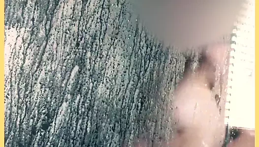 Evli kadın mükemmel vücudunu temizlemeyi seviyor