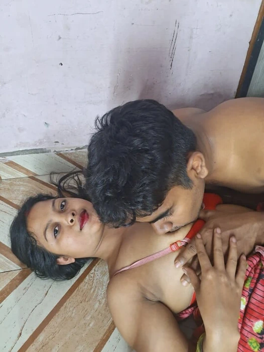 Sweetsex2001 hot Bhabhi caught her devar alone in the room