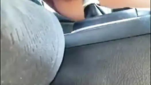 Mastürbasyon yapıyor ve arabasının vitesini sikiyor!
