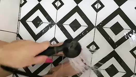 Eğlenmek için duşa gir. Senin için daha fazla ayak