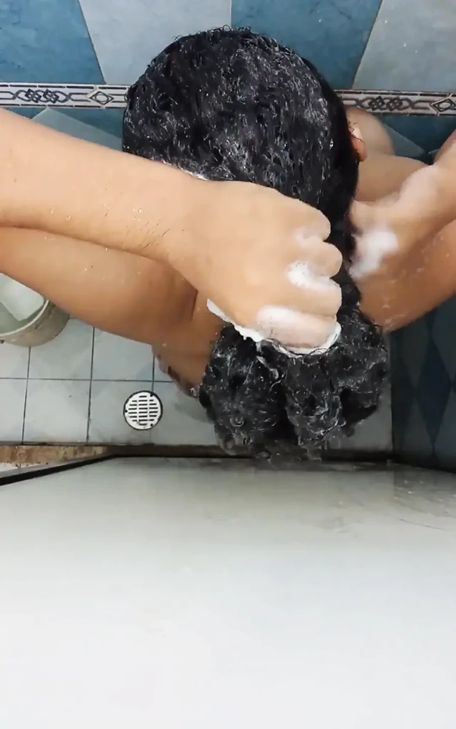 Cep telefonumu baldızımın banyosuna koydum ve o fark etmeden kaydettim