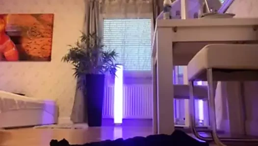 Türk kadını kendi kendine oynuyor