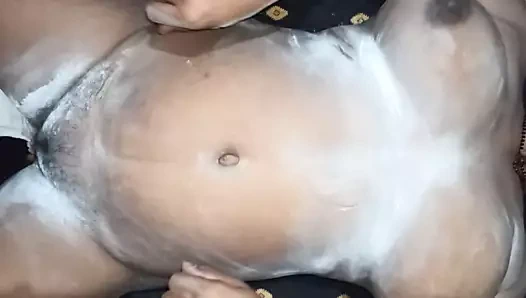 Sade ev kadını göğüsleri ile oynuyor