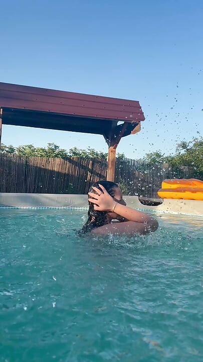 Minik bikinili seksi havuzda azdırma