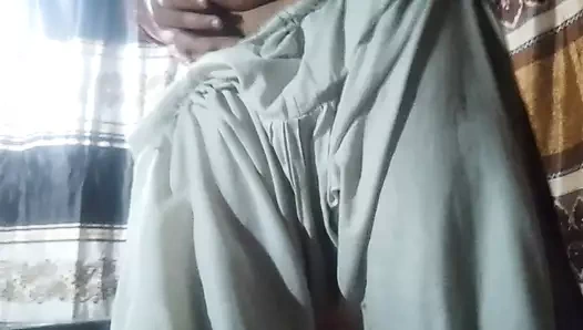 The beautiful Bhabhi took out the goods by sucking the clothes of the neighbor's brother