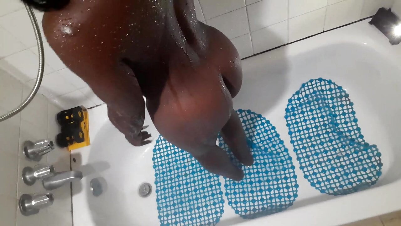 Bacaklar ayaklar ve ayak kabarcık ganimet showering milf tam çıplak popo çıplak sokak kedi bölüm 2