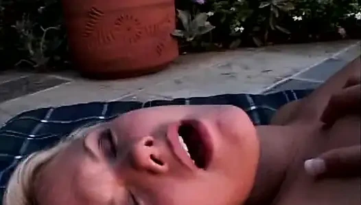 Mükemmel sarışın kızlar açık havada lezbo eyleminde büyük dildo paylaşıyor