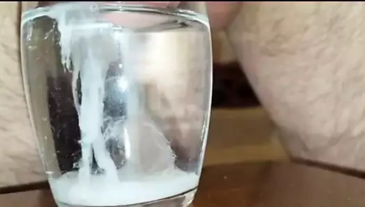 Aşırı yakın çekim - bir bardak suya atılmış büyük kalın döl yükü